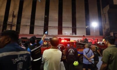 La Policía inspecciona el hotel The Ember, donde el domingo murieron tres turistas extranjeros debido a un incendio en una zona turística de Bangkok. EFE/EPA/NARONG SANGNAK