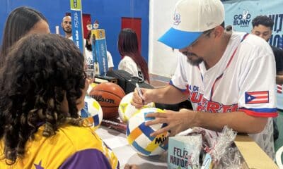 Fotografía cedida por la Fundación Good Bunny del cantante puertorriqueño Bad Bunny durante una entrega de regalos, este martes durante el evento 'Bonita tradición', en el municipio de Aguas Buenas (Puerto Rico). EFE/ Fundación Good Bunny / SOLO USO EDITORIAL/ SOLO DISPONIBLE PARA ILUSTRAR LA NOTICIA QUE ACOMPAÑA (CRÉDITO OBLIGATORIO)