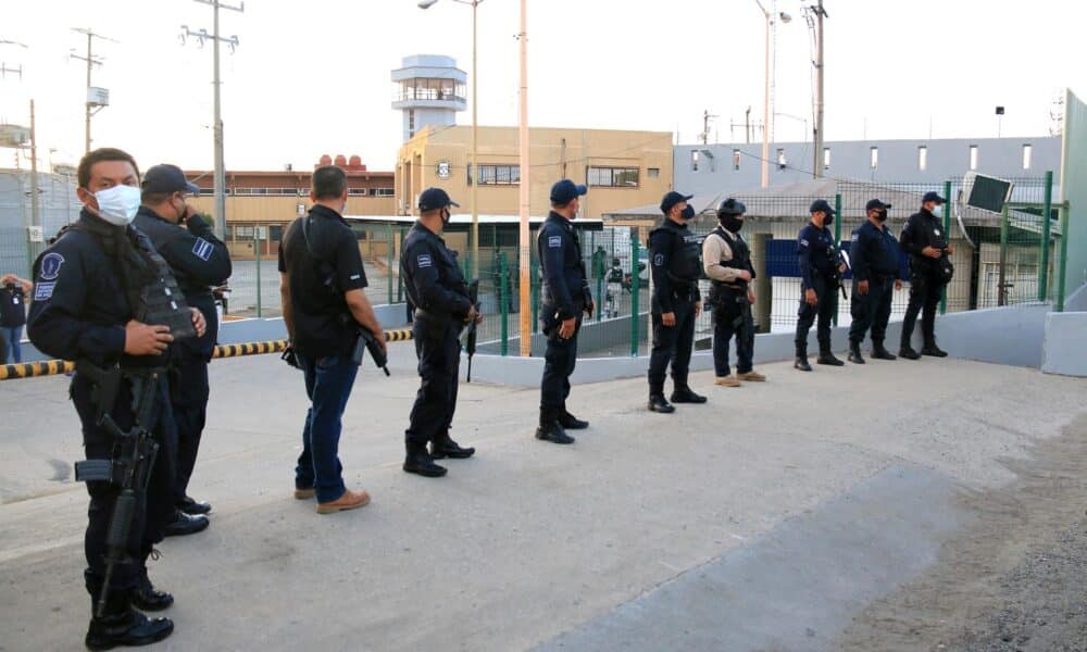 Imagen de archivo de miembros de la Secretaría de Seguridad y Protección Ciudadana queresguardan el exterior del reclusorio de la ciudad de Villahermosa, estado de Tabasco (México). EFE/Manuel López