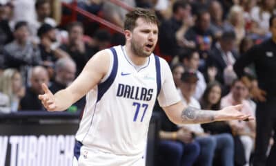 Fotografía de archivo en la que se registró al esoloveno Luka Doncic, base estrella de los Mavericks de Dallas, durante un partido de la NBA, en el coliseo Kaseya Center de Miami (Florida, EE.UU.). EFE/Rhona Wise