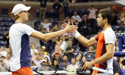 Carlos Alcaraz (d) y Jannik Sinner se saludan tras un enfrentamiento en Flushing Meadows, Nueva York. EFE/EPA/JASON SZENES/Archivo