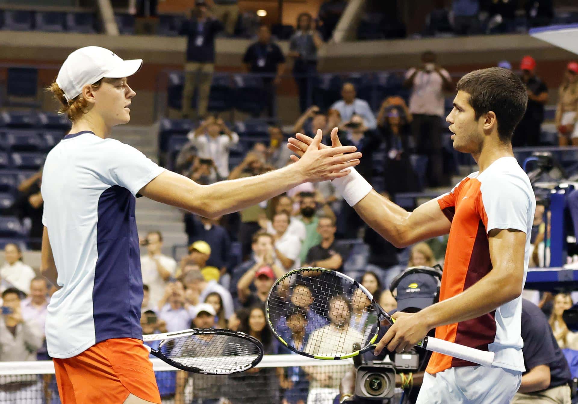 Carlos Alcaraz (d) y Jannik Sinner se saludan tras un enfrentamiento en Flushing Meadows, Nueva York. EFE/EPA/JASON SZENES/Archivo