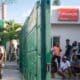 Fotografía de personas en las urgencias del hospital La Paixe, en  Puerto Príncipe (Haití), luego de que individuos armados atacaran el Hospital de la Universidad de Estado de Haití (HUEH). EFE/ Johnson Sabin