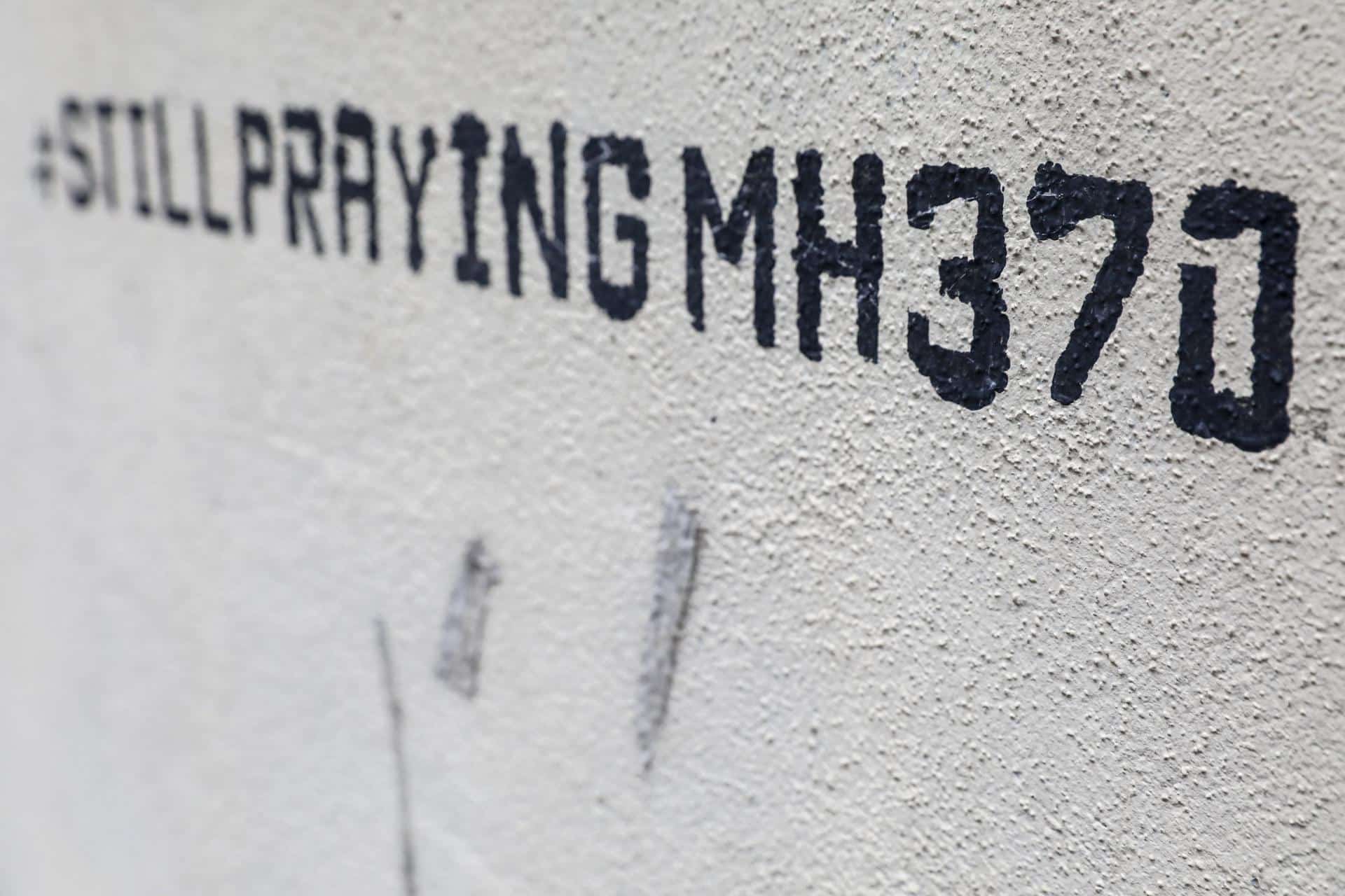 Fotografía de archivo de un mural por la desaparición del avión malasio MH370. 
EFE/EPA/FAZRY ISMAIL