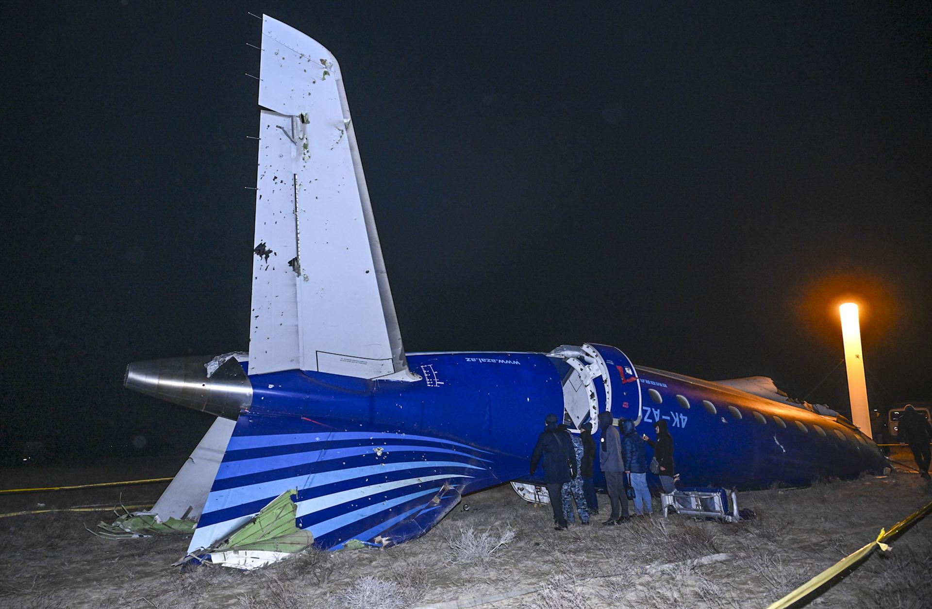 Restos del avión de Aerolíneas de Azerbaiyán (AZAL) siniestrado el 25 de diciembre de 2024 cerca de Aktau, Kazajistán. EFE/EPA/STR