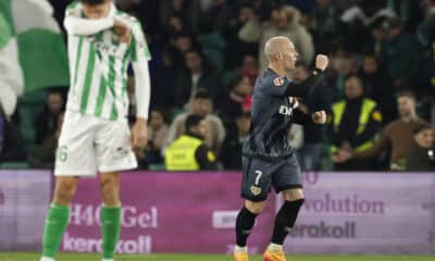 El centrocampista del Rayo Isi (d) celebra tras anotar el 1-1 del empate durante el partido de la jornada 18 de LaLiga EA Sports disputado este domingo entre el Real Betis y el Rayo Vallecano en el estadio Benito Villamarín de Sevilla. EFE/ Julio Muñoz