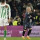 El centrocampista del Rayo Isi (d) celebra tras anotar el 1-1 del empate durante el partido de la jornada 18 de LaLiga EA Sports disputado este domingo entre el Real Betis y el Rayo Vallecano en el estadio Benito Villamarín de Sevilla. EFE/ Julio Muñoz