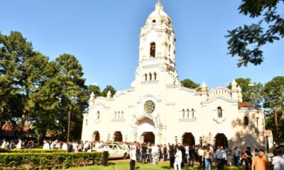 Fotografía cedida por la Secretaria de Prensa de la Municipalidad de San Ignacio de asistentes al funeral del artista plástico Delfín Roque Ruiz Pérez, conocido como Koki Ruiz este sábado, en san Ignacio (Paraguay). EFE/ Secretaria de Prensa de la Municipalidad de San Ignacio