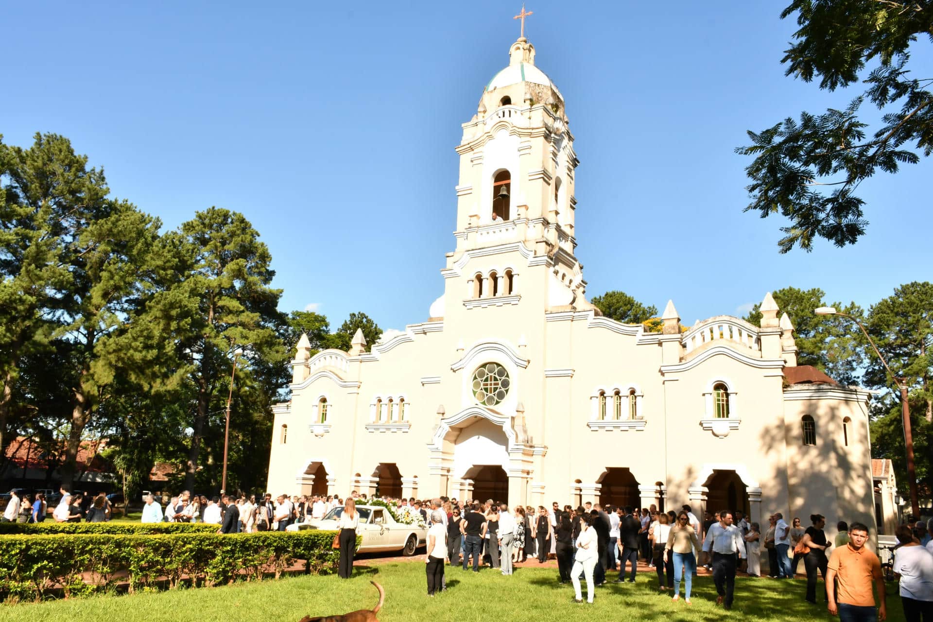 Fotografía cedida por la Secretaria de Prensa de la Municipalidad de San Ignacio de asistentes al funeral del artista plástico Delfín Roque Ruiz Pérez, conocido como Koki Ruiz este sábado, en san Ignacio (Paraguay). EFE/ Secretaria de Prensa de la Municipalidad de San Ignacio