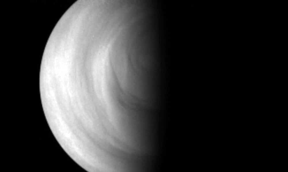 Imagen del hemisferio sur de Venus. La imagen fue tomada en longitudes de onda ultravioleta por la Venus Monitoring Camera (VMC) de la nave Venus Express de la ESA el 15 de mayo de 2006, cuando la nave volaba a unos 66 500 km de distancia del planeta. CRÉDITO ESA/MPS, Katlenburg-Lindau, Alemania