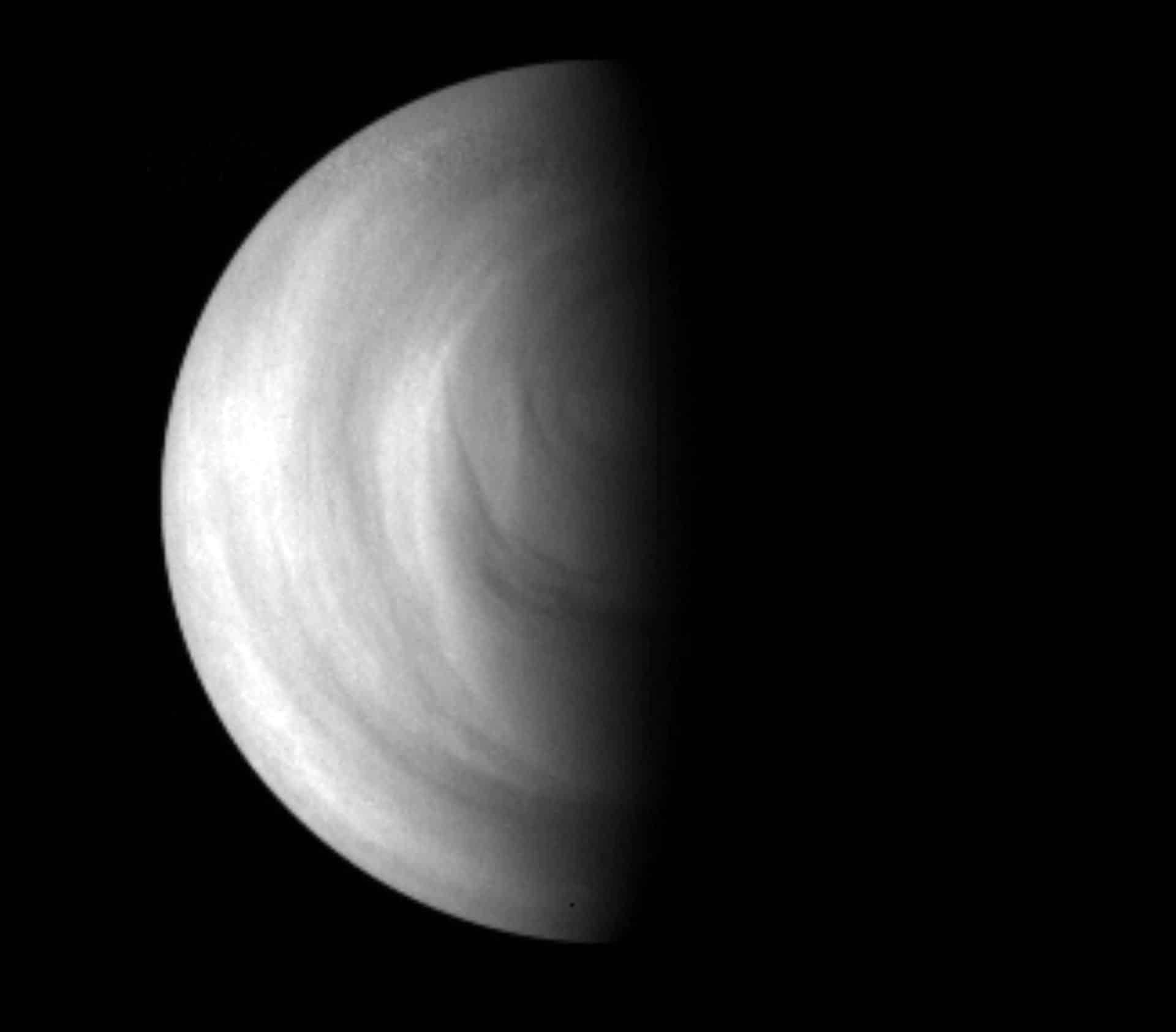 Imagen del hemisferio sur de Venus. La imagen fue tomada en longitudes de onda ultravioleta por la Venus Monitoring Camera (VMC) de la nave Venus Express de la ESA el 15 de mayo de 2006, cuando la nave volaba a unos 66 500 km de distancia del planeta. CRÉDITO ESA/MPS, Katlenburg-Lindau, Alemania