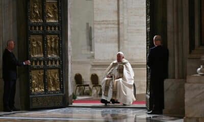 El papa Francisco abre la Puerta Santa de la basílica de San Pedro y da inicio al Jubileo 
EFE/EPA/ALBERTO PIZZOLI / POOL