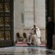 El papa Francisco abre la Puerta Santa de la basílica de San Pedro y da inicio al Jubileo 
EFE/EPA/ALBERTO PIZZOLI / POOL