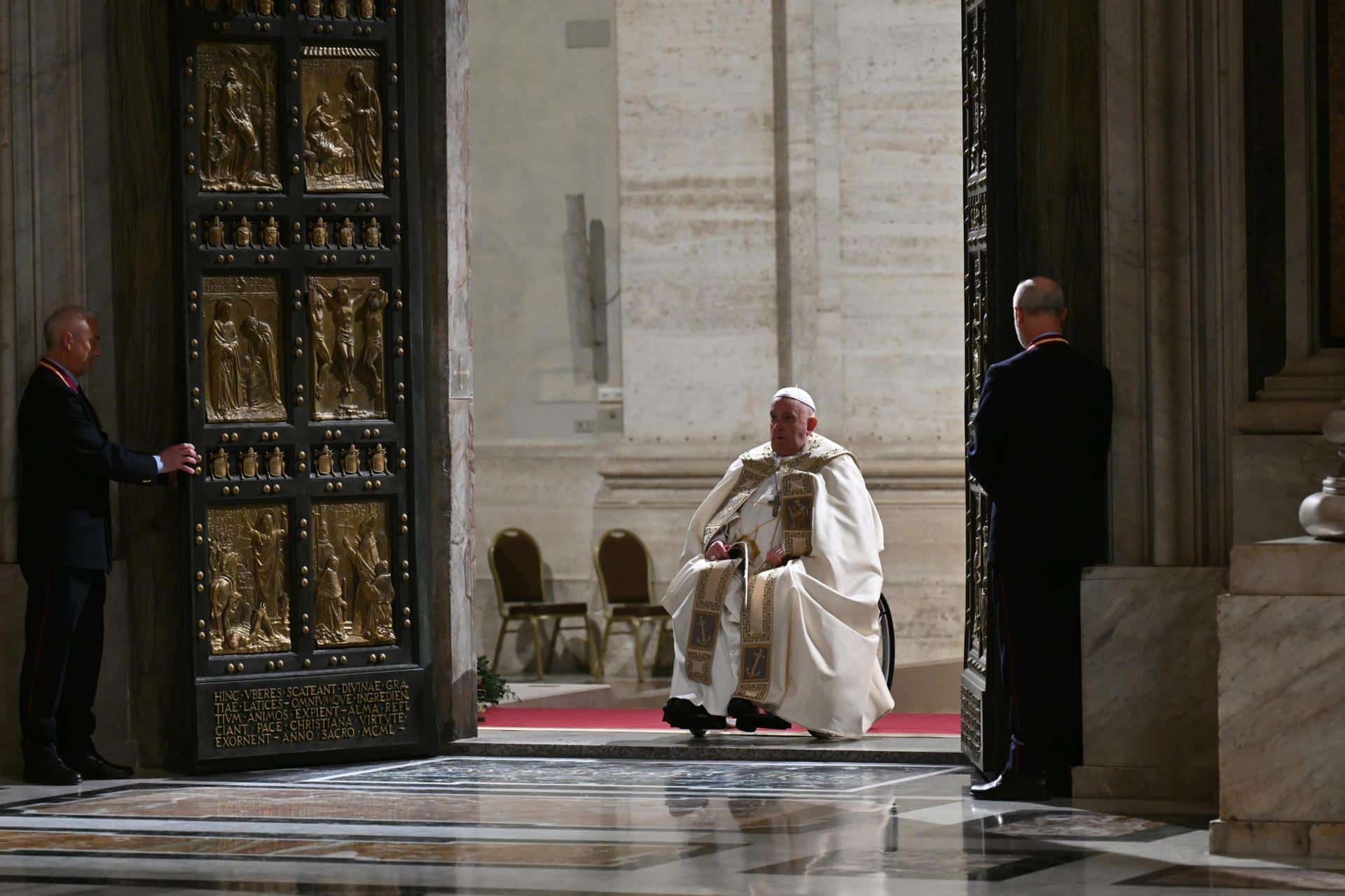 El papa Francisco abre la Puerta Santa de la basílica de San Pedro y da inicio al Jubileo 
EFE/EPA/ALBERTO PIZZOLI / POOL