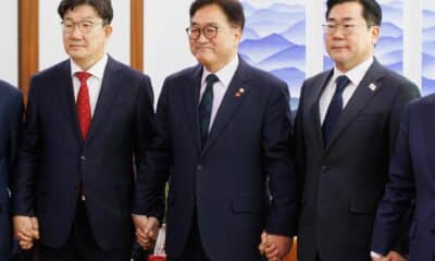 El representante Kweon Seong-dong (izq.), líder interino y parlamentario del gobernante Partido del Poder Popular, y su homólogo del principal partido de oposición, el Partido Democrático, el representante Park Chan-dae (der.), asisten a una reunión organizada por el presidente de la Asamblea Nacional, Woo Won-shik (centro), en la Asamblea en Seúl, el 23 de diciembre de 2024. EFE/EPA/YONHAP / POOL SOUTH KOREA OUT