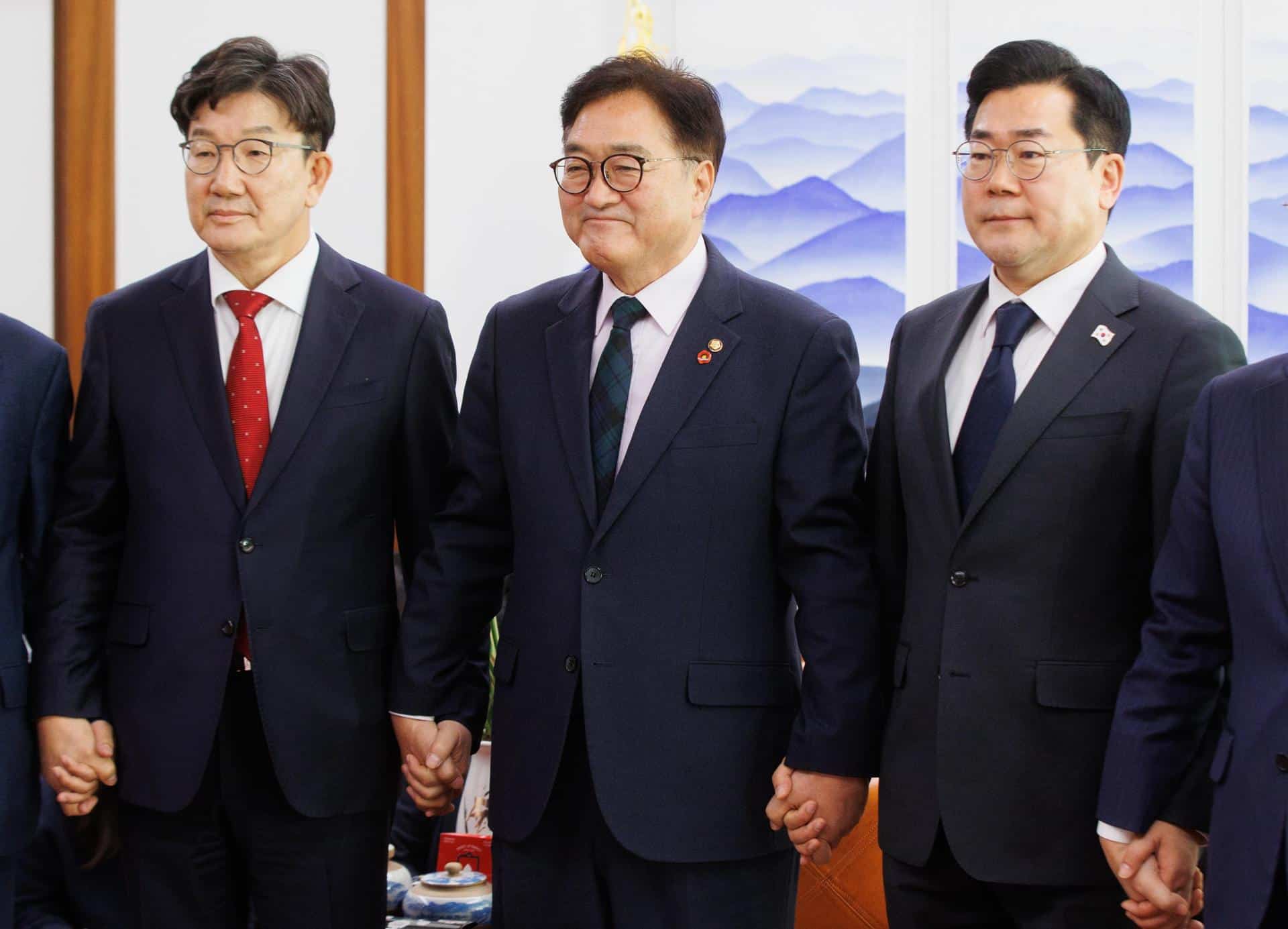 El representante Kweon Seong-dong (izq.), líder interino y parlamentario del gobernante Partido del Poder Popular, y su homólogo del principal partido de oposición, el Partido Democrático, el representante Park Chan-dae (der.), asisten a una reunión organizada por el presidente de la Asamblea Nacional, Woo Won-shik (centro), en la Asamblea en Seúl, el 23 de diciembre de 2024. EFE/EPA/YONHAP / POOL SOUTH KOREA OUT