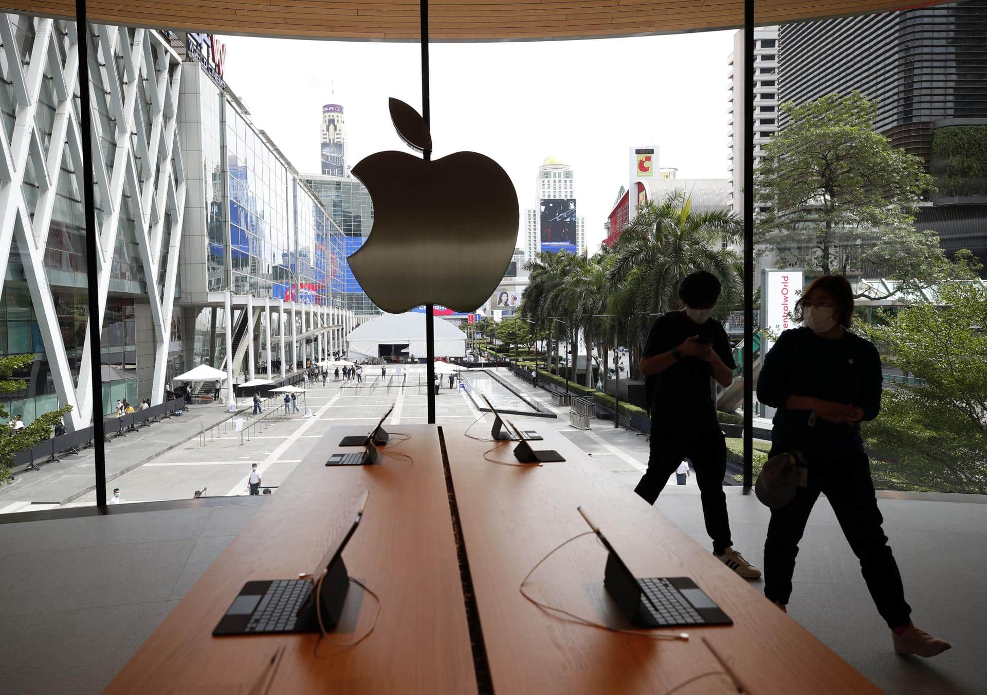 Fotografía de archivo de una tienda de Apple en Bangkok. EFE/EPA/RUNGROJ YONGRIT