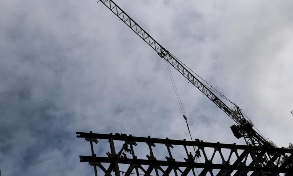 Fotografía de archivo de una grúa durante una obra en construcción, en Olavaria, Buenos Aires (Argentina).EFE/ Juan Ignacio Roncoroni