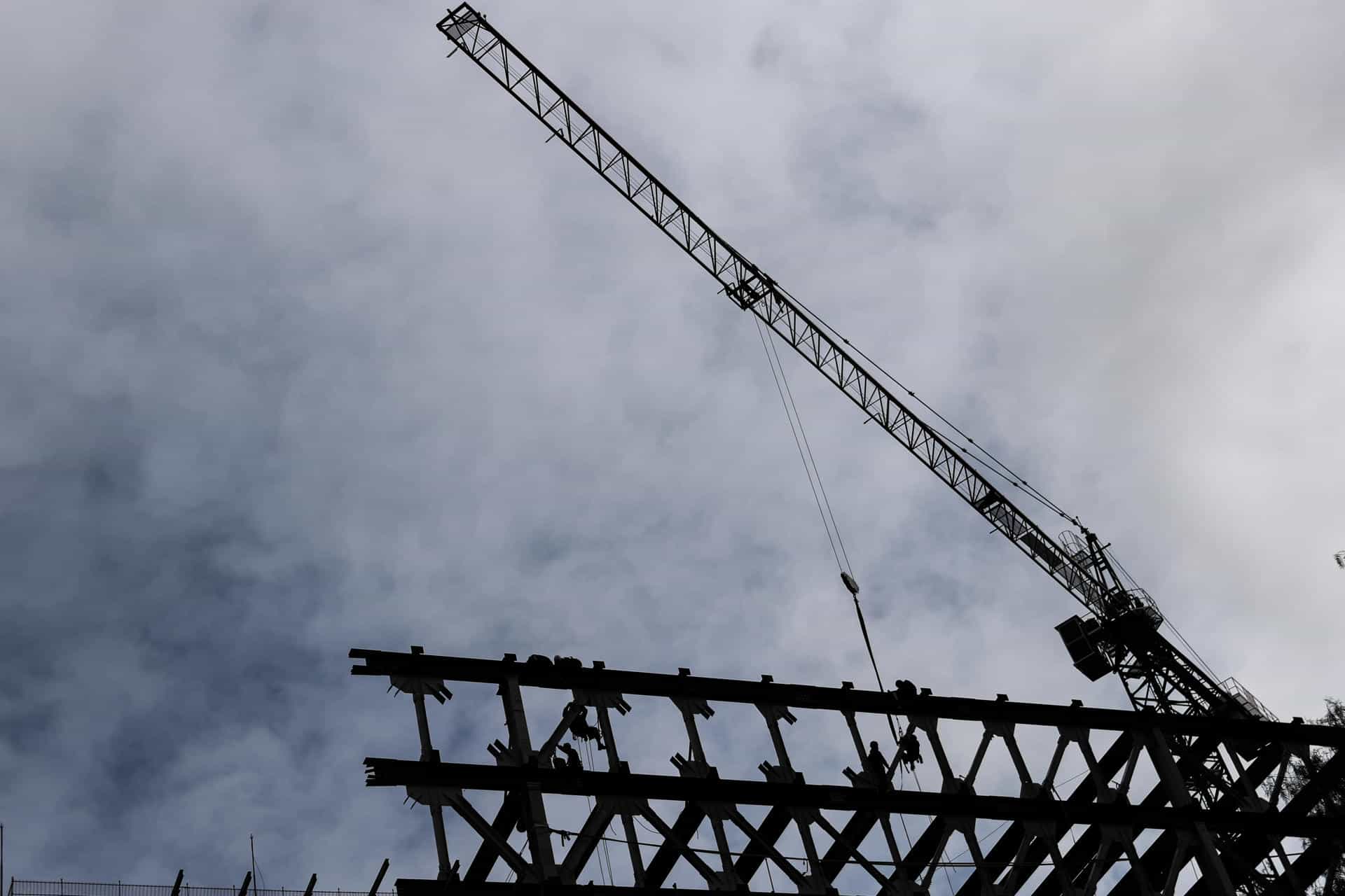 Fotografía de archivo de una grúa durante una obra en construcción, en Olavaria, Buenos Aires (Argentina).EFE/ Juan Ignacio Roncoroni