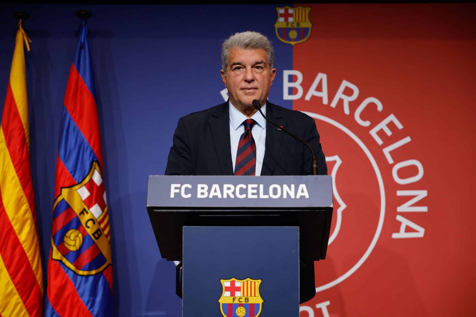 El presidente del FC Barcelona, Joan Laporta durante el discurso previo a la comida de Navidad del equipo para los medios de comunicación en Barcelona, el 17 de diciembre. EFE/ Alberto Estevez