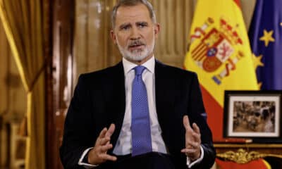 Felipe VI en su tradicional mensaje de Navidad, grabado en el Salón de Columnas del Palacio Real  y al que ha dado comienzo hablando sobre la tragedia de la dana. El monarca ha pedido esta noche que la contienda política, legítima pero en ocasiones "atronadora", no impida escuchar la "clamorosa" demanda de serenidad que existe y ha asegurado que la discordia no puede convertirse en un "constante ruido de fondo" que impida escuchar el auténtico pulso de la ciudadanía. EFE/ Ballesteros   POOL