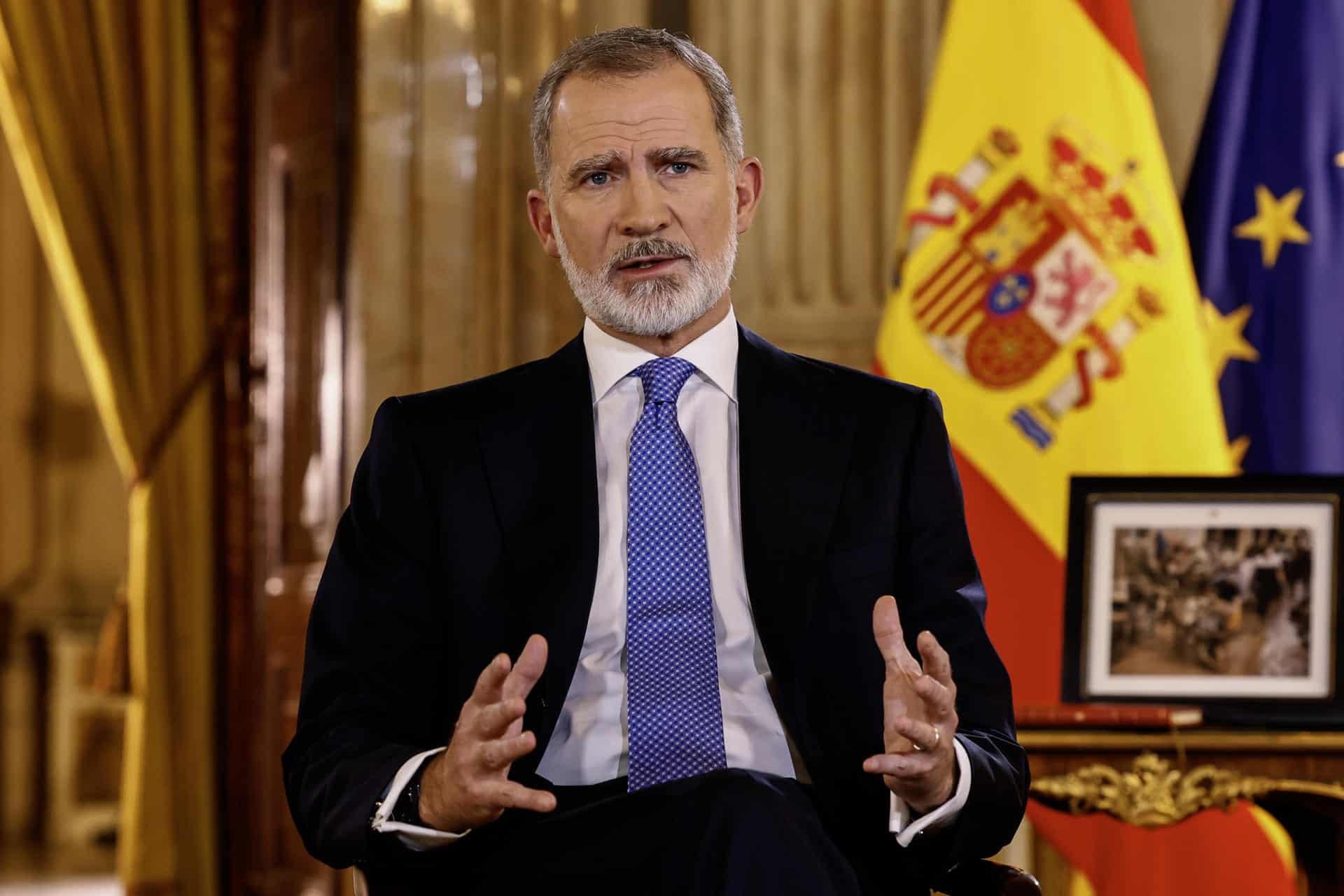 Felipe VI en su tradicional mensaje de Navidad, grabado en el Salón de Columnas del Palacio Real  y al que ha dado comienzo hablando sobre la tragedia de la dana. El monarca ha pedido esta noche que la contienda política, legítima pero en ocasiones "atronadora", no impida escuchar la "clamorosa" demanda de serenidad que existe y ha asegurado que la discordia no puede convertirse en un "constante ruido de fondo" que impida escuchar el auténtico pulso de la ciudadanía. EFE/ Ballesteros   POOL