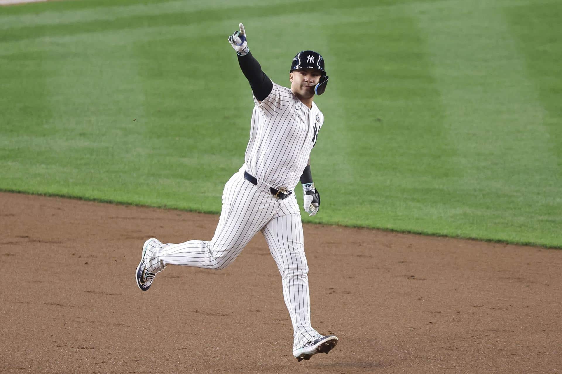 Fotografía de archivo, tomada el pasado 29 de octubre, en la que se registró al beisbolista venezolano Gleyber Torres, al celebrar un jonrón que anotó para los Yanquis de Nueva York. Torres ha sido anunciado como nuevo refuerzo de los Tigres de Detroit en la MLB. EFE/Sarah Yenesel