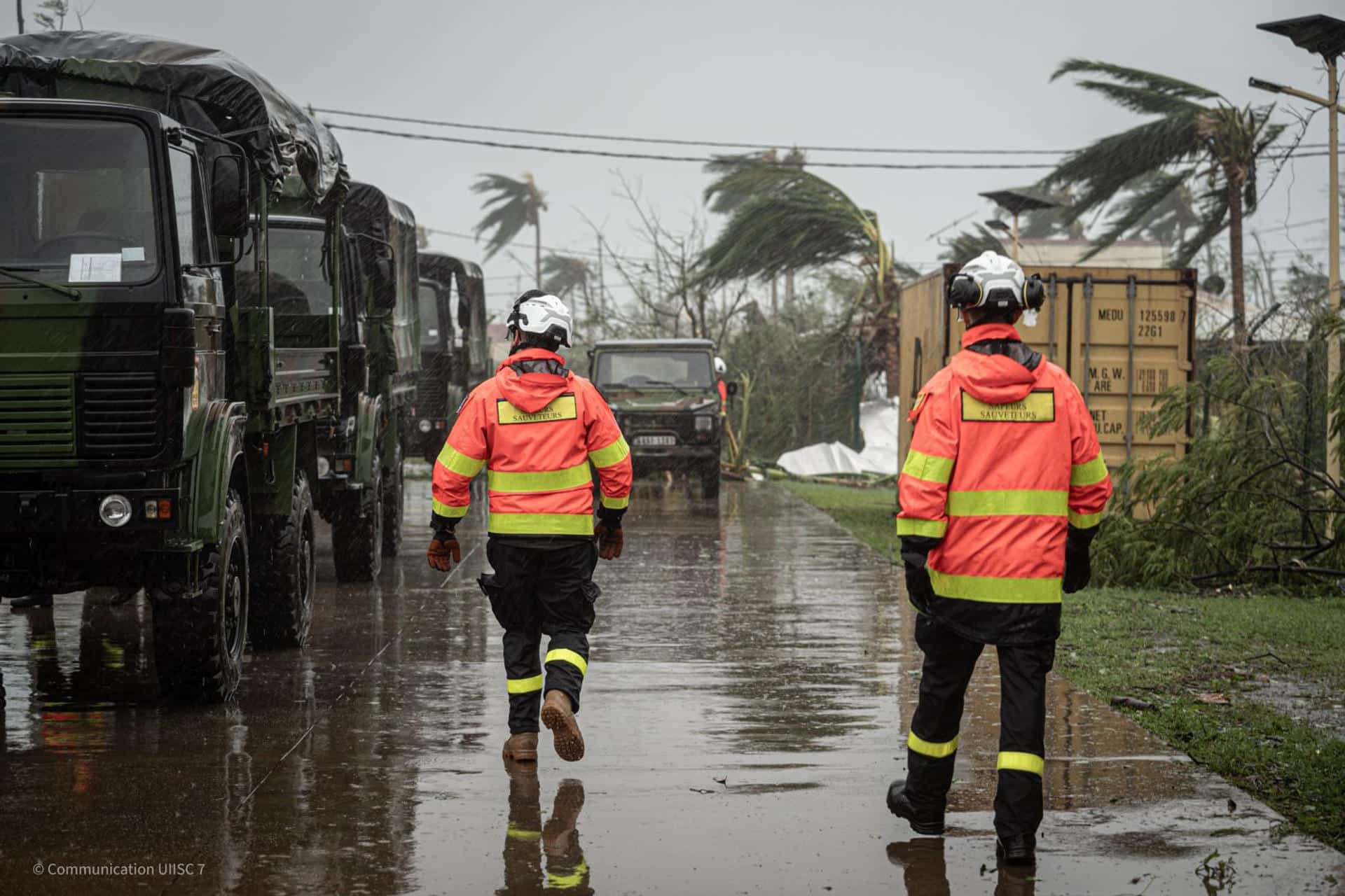 Las autoridades francesas prosiguen las labores de rescate en el archipiélago de Mayotte, en el Índico, que resultó devastado el sábado por el ciclón Chido, con vientos de hasta 220 kilómetros por hora, y que puede haber provocado miles de muertos, según el delegado del Gobierno, François-Xavier Bieuville. EFE/Gendarmerie Nationale  - SOLO USO EDITORIAL/SOLO DISPONIBLE PARA ILUSTRAR LA NOTICIA QUE ACOMPAÑA (CRÉDITO OBLIGATORIO) -