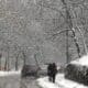 Varias personas caminan por una calle nevada en Sarajevo (Bosnia Herzegovina), en una imagen de archivo. EFE/ Fehim Demir