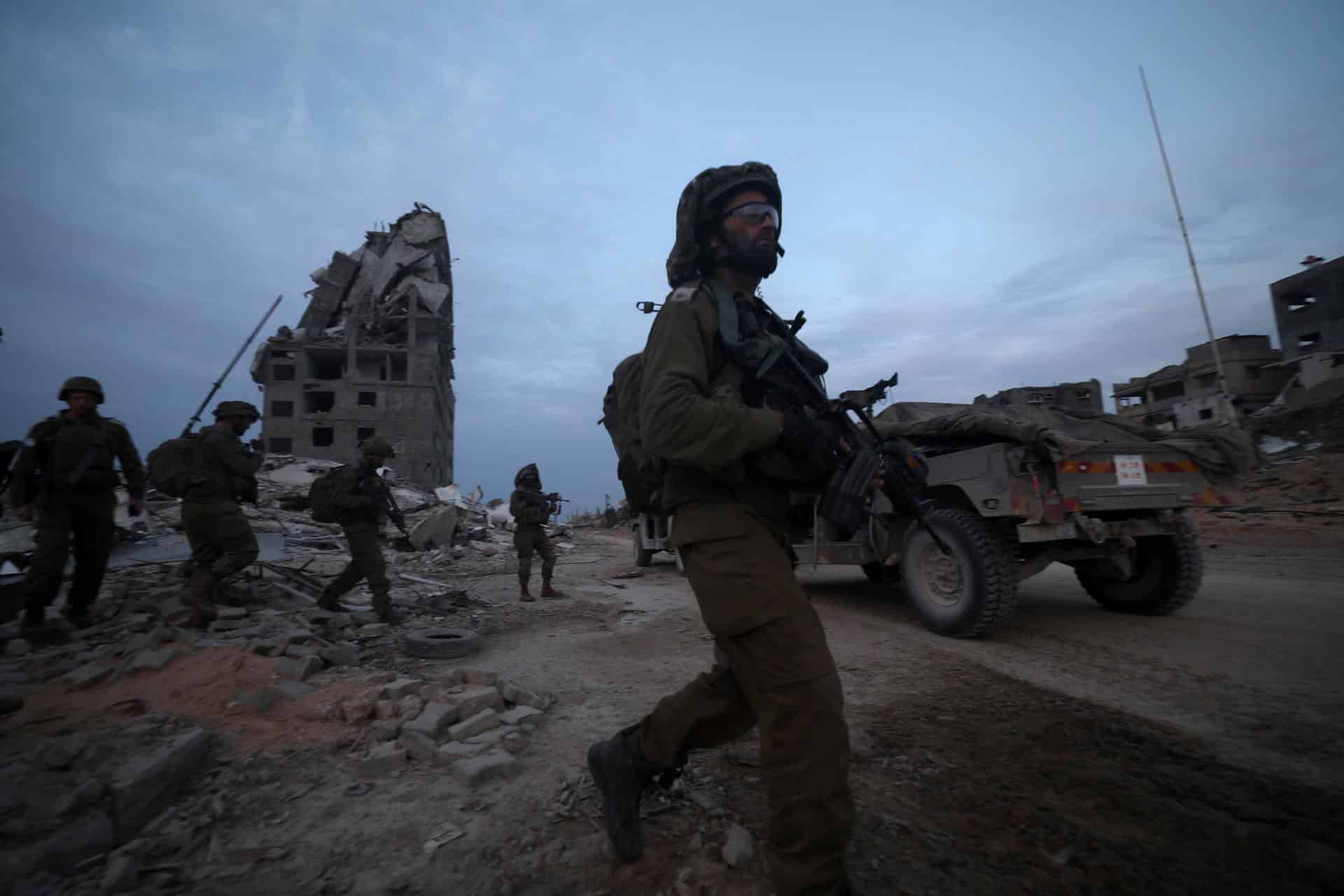 Foto de archivo de soldados de las Fuerzas de Defensa de Israel en la localidad palestina de Beit Lahia, en el norte de la Franja de Gaza. EFE/EPA/ATEF SAFADI