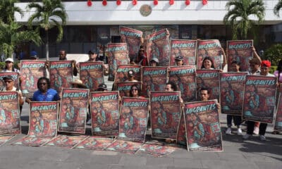 Migrantes y miembros del colectivo de monitoreo de la frontera sur sostienen carteles durante una protesta este miércoles, con motivo del Día Internacional del Migrante en el municipio de Tapachula (México). EFE/ Juan Manuel Blanco