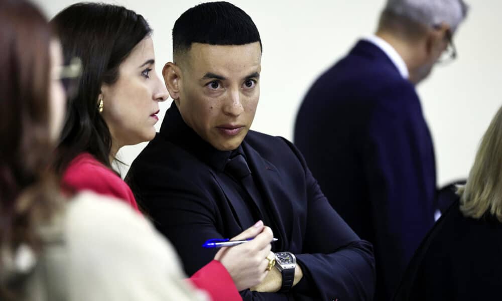 El reguetonero puertorriqueño Daddy Yankee, reacciona durante una audiencia este viernes, en San Juan (Puerto Rico). EFE/Thais Llorca