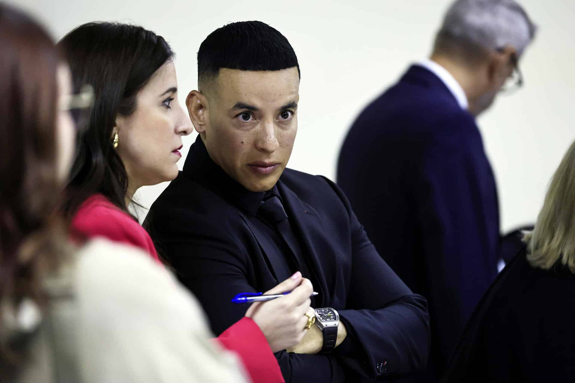 El reguetonero puertorriqueño Daddy Yankee, reacciona durante una audiencia este viernes, en San Juan (Puerto Rico). EFE/Thais Llorca