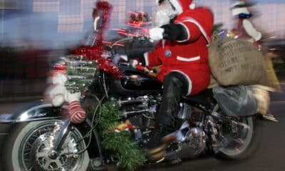 Fotografía de archivo de un hombre vestido de Santa Claus que conduce una moto. EFE/Georgios Kefalas.