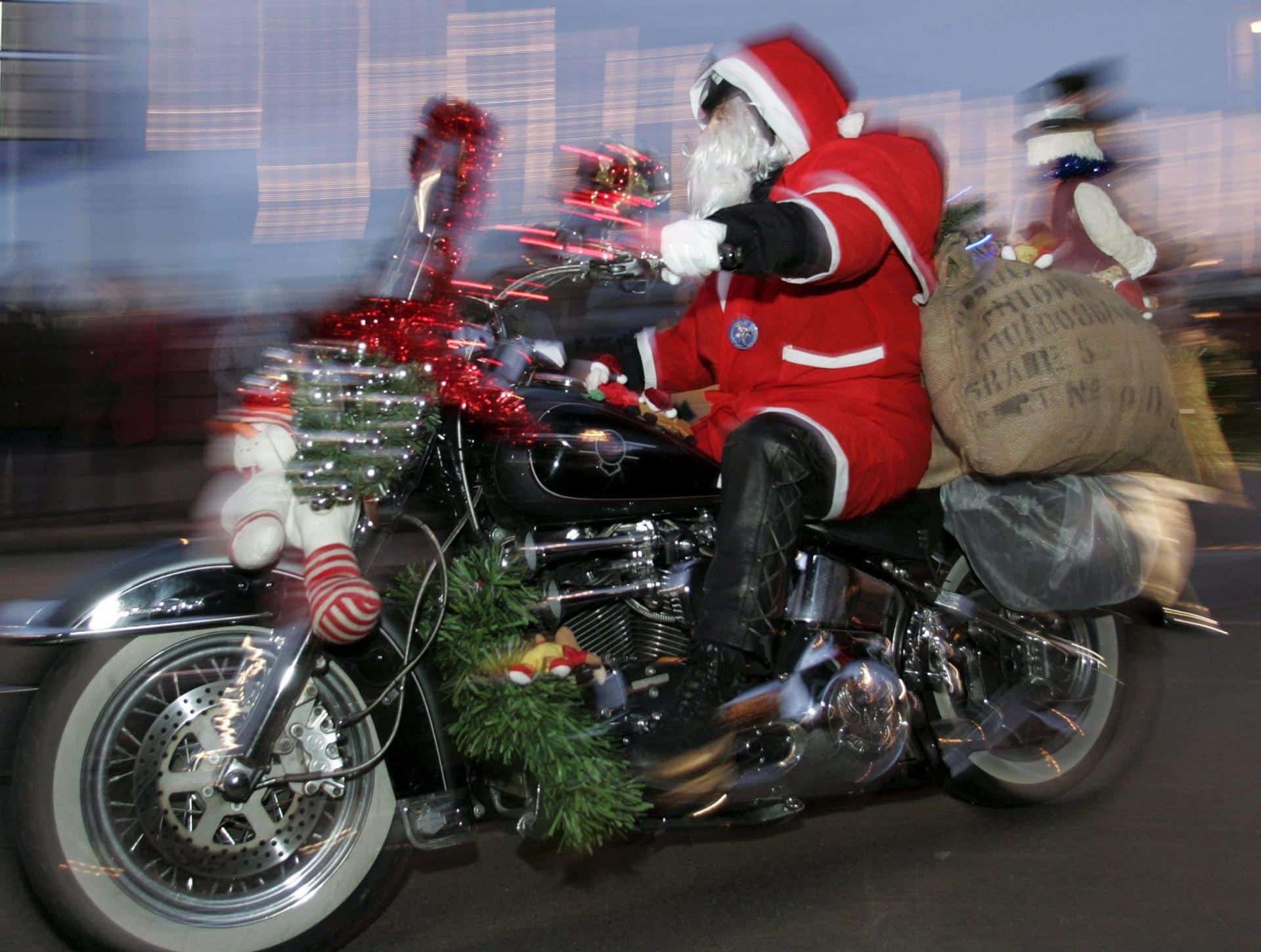 Fotografía de archivo de un hombre vestido de Santa Claus que conduce una moto. EFE/Georgios Kefalas.