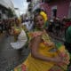 Fotografía de archivo del 18 de enero de 2024 de decenas de personas en una comparsa en celebración de la edición numero 54 de las Fiestas de la Calle San Sebastián, en San Juan (Puerto Rico).EFE/ Thais Llorca