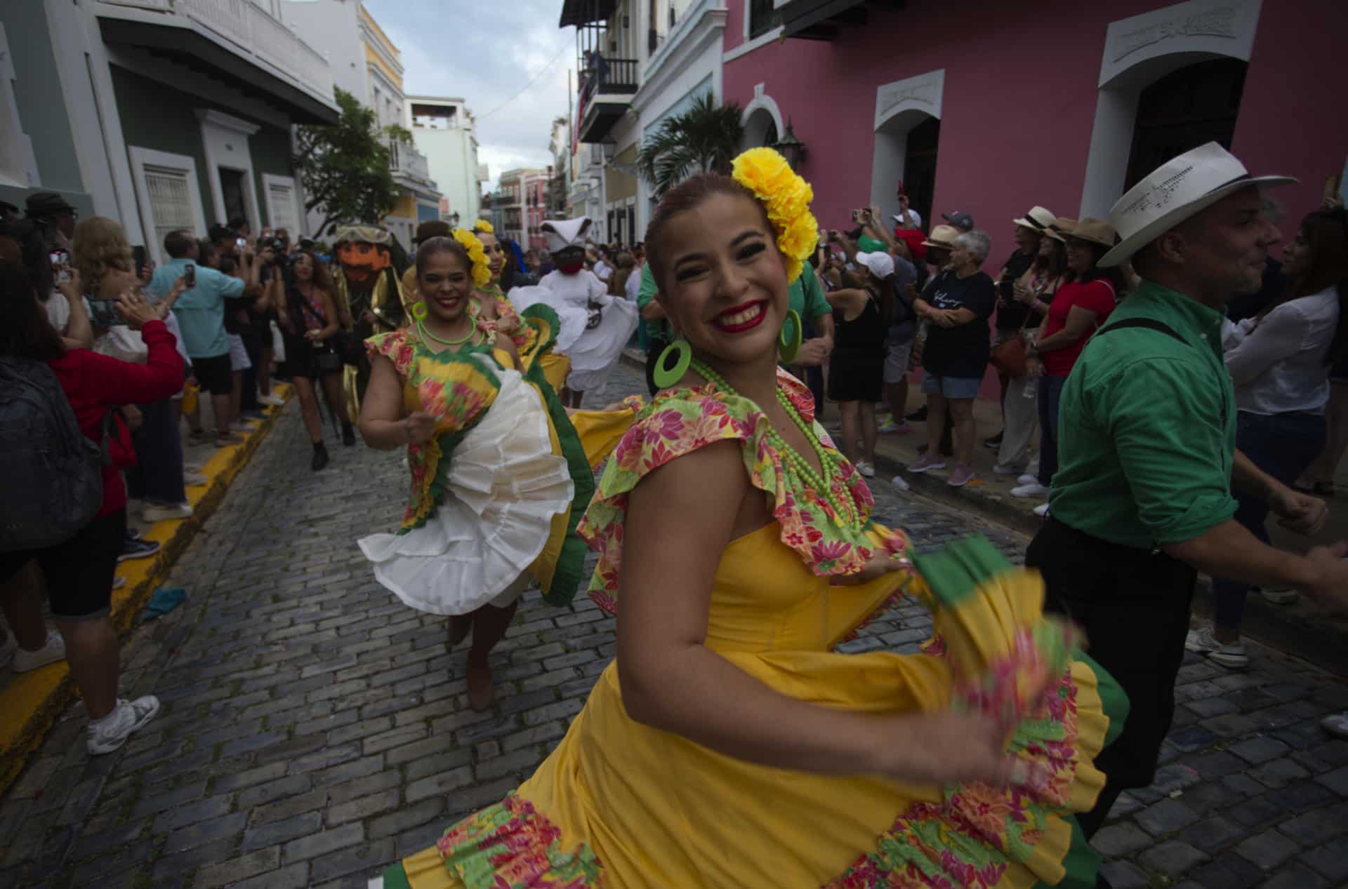 Fotografía de archivo del 18 de enero de 2024 de decenas de personas en una comparsa en celebración de la edición numero 54 de las Fiestas de la Calle San Sebastián, en San Juan (Puerto Rico).EFE/ Thais Llorca