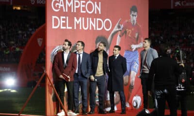 Carlos Marchena (2i), Sergio Ramos (c), y Rodri (d), durante el homenaje a Jesús Navas (2d), leyenda del fútbol español que el 22 de diciembre puso fin, con 39 años, a su exitosa carrera tras disputar 989 partidos como profesional en los que ganó un Mundial, dos Eurocopas y una Liga de Naciones con la selección, además de ocho títulos con el Sevilla y tres con el Manchester City, este lunes en el estadio Sánchez Pizjuán de la capital hispalense. EFE/Julio Muñoz