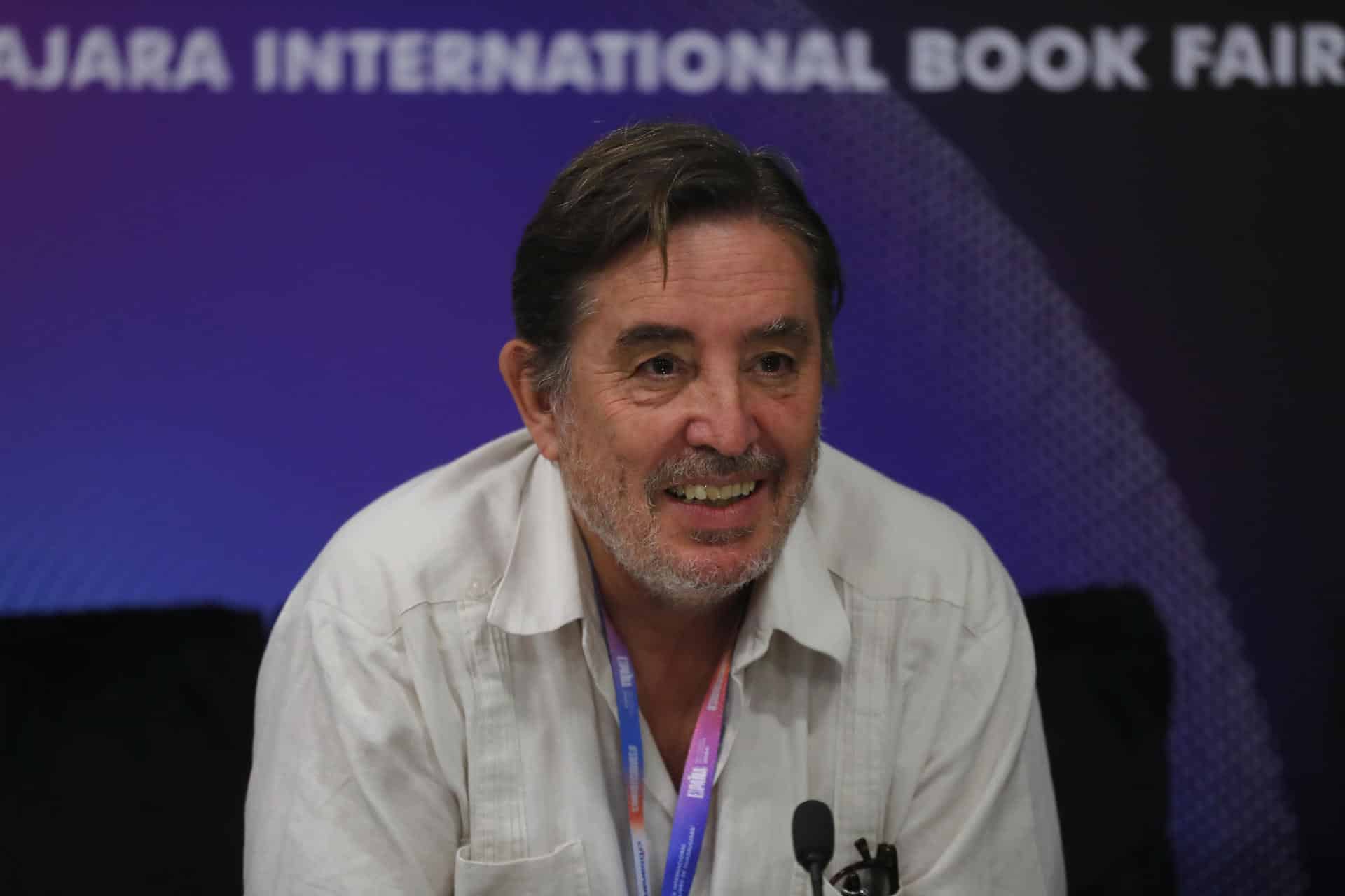 El director del Instituto Cervantes, Luis García Montero participa en una rueda de prensa este martes, en el marco de la 38 edición de la Feria Internacional del Libro de Guadalajara (FIL), Jalisco (México).  EFE/ Francisco Guasco