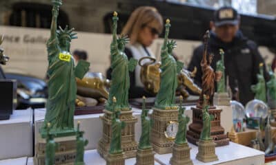 Fotografía de réplicas miniatura de la Estatua de la Libertad a la venta este lunes, en Nueva York (Estados Unidos). EFE/ Angel Colmenares