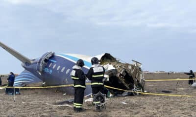 Miembros de los servicios de emergencias trabajan en el rescate de pasajeros del avión que se estrelló este miércoles en Kazajistán cuando cubría la ruta entre la capital azerbaiyana, Bakú, y la ciudad rusa de Grozni. EFE/ Emergencias de Kazajistán