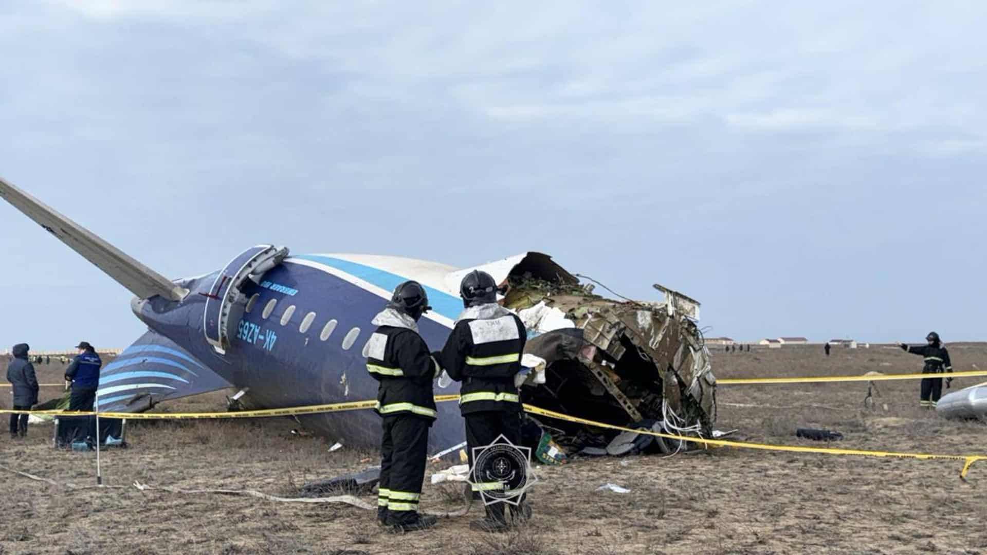 Miembros de los servicios de emergencias trabajan en el rescate de pasajeros del avión que se estrelló este miércoles en Kazajistán cuando cubría la ruta entre la capital azerbaiyana, Bakú, y la ciudad rusa de Grozni. EFE/ Emergencias de Kazajistán