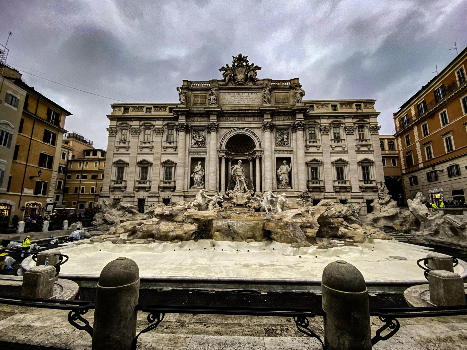 La Fontana di Trevi sin andamios que se habían erigido para llevar a cabo restauraciones en Roma, Italia, 19 de diciembre de 2024. La Fontana di Trevi del siglo XVIII fue limpiada antes del Jubileo Santo del Vaticano de 2025. (Italia, Roma) EFE/EPA/LUCIANO DEL CASTILLO