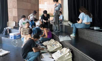 Fotografía del 29 de noviembre de 2024 de voluntarios trabajando en el mercado de cine latinoamericano Ventana Sur, en el Auditorio Nacional del Sodre en Montevideo (Uruguay). EFE/ Sofía Torres