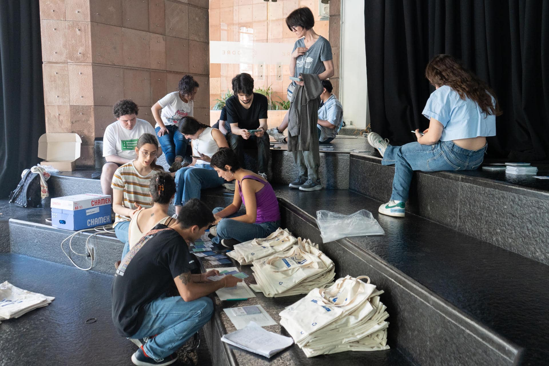 Fotografía del 29 de noviembre de 2024 de voluntarios trabajando en el mercado de cine latinoamericano Ventana Sur, en el Auditorio Nacional del Sodre en Montevideo (Uruguay). EFE/ Sofía Torres