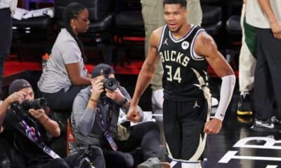 El ala-pívot de los Milwaukee Bucks, Giannis Antetokounmpo, celebra este martes en Las Vegas la conquista de la Copa NBA con un destacado desempeño personal y la obtención del premio de MVP. EFE/EPA/RONDA CHURCHILL SHUTTERSTOCK