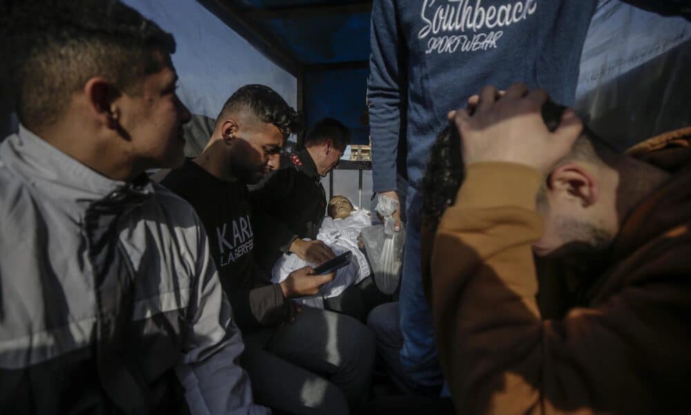 Un padre palestino lleva el cuerpo de su hijo durante su funeral en el hospital de los Mártires de Al Aqsa en Deir Al Balah, en el centro de la Franja de Gaza, 22 de diciembre de 2024. -- LA IMAGEN PUEDE HERIR SU SENSIBILIDAD-- EFE/EPA/MOHAMMED SABER