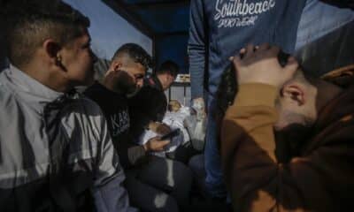 Un padre palestino lleva el cuerpo de su hijo durante su funeral en el hospital de los Mártires de Al Aqsa en Deir Al Balah, en el centro de la Franja de Gaza, 22 de diciembre de 2024. -- LA IMAGEN PUEDE HERIR SU SENSIBILIDAD-- EFE/EPA/MOHAMMED SABER