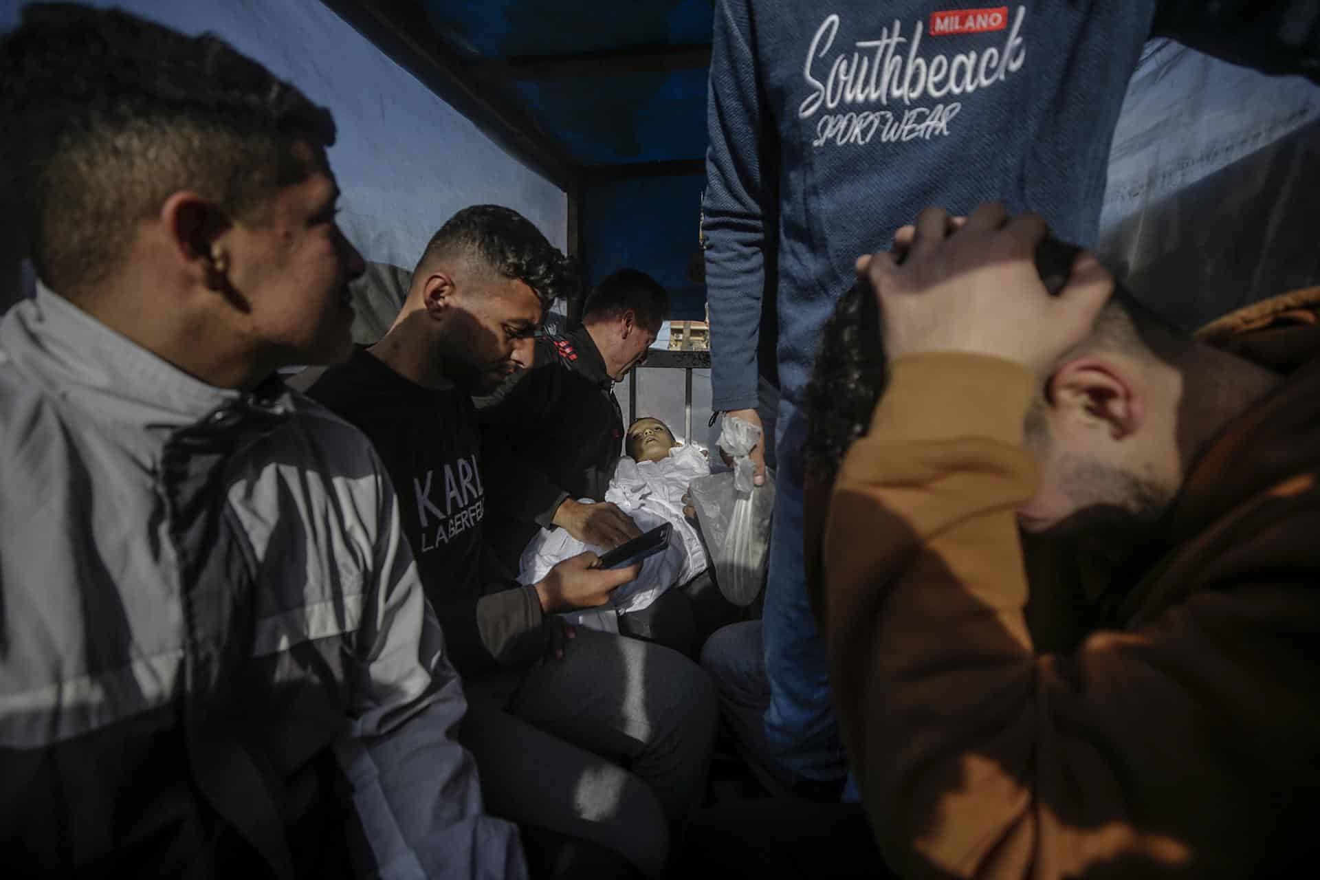 Un padre palestino lleva el cuerpo de su hijo durante su funeral en el hospital de los Mártires de Al Aqsa en Deir Al Balah, en el centro de la Franja de Gaza, 22 de diciembre de 2024. -- LA IMAGEN PUEDE HERIR SU SENSIBILIDAD-- EFE/EPA/MOHAMMED SABER