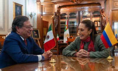 Fotografía cedida por la Presidencia de México de la presidenta de México, Claudia Sheinbaum (d), y su homólogo de Colombia, Gustavo Pedro, durante una reunión de trabajo este lunes, en el Palacio Nacional de Ciudad de México (México). EFE/ Presidencia de México /SOLO USO EDITORIAL/SOLO DISPONIBLE PARA ILUSTRAR LA NOTICIA QUE ACOMPAÑA (CRÉDITO OBLIGATORIO)